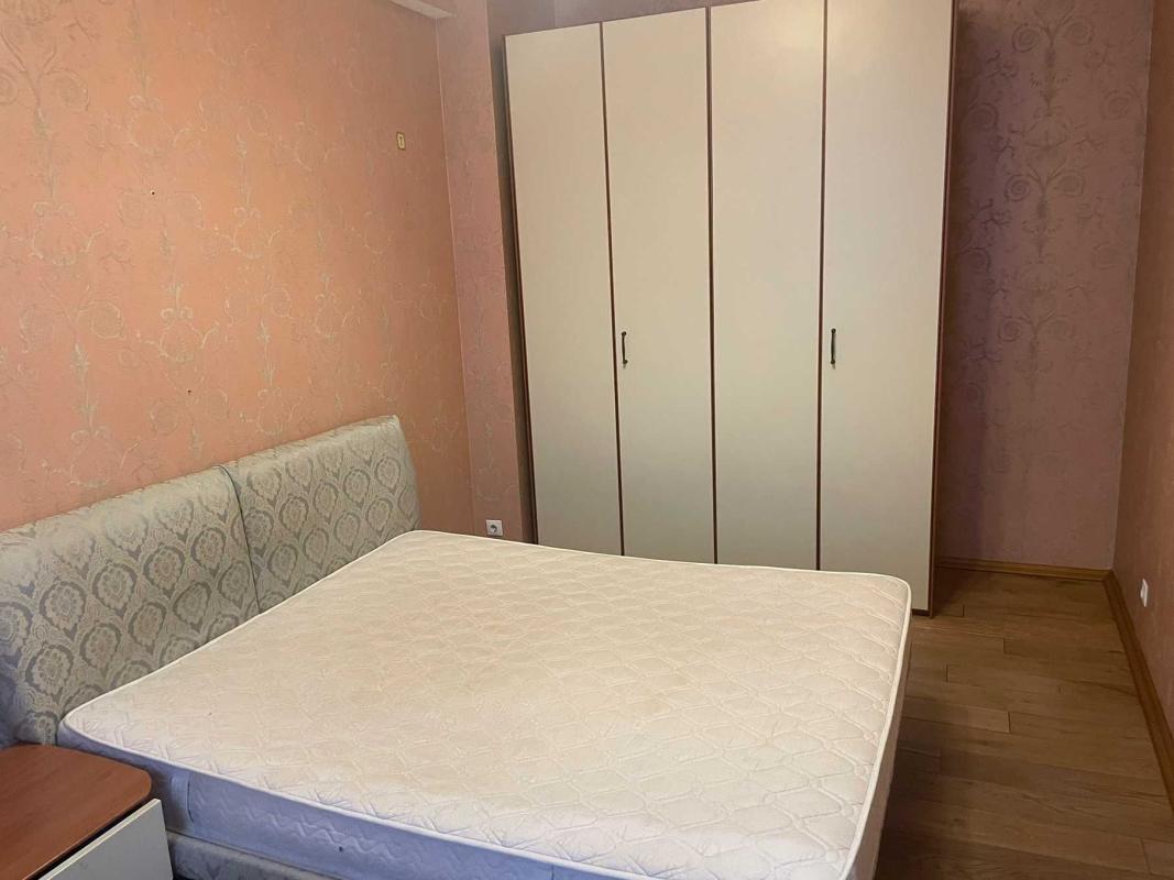 Long term rent 3 bedroom-(s) apartment Korolenka Street 12