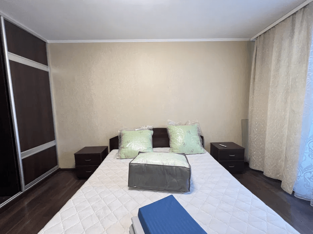 Long term rent 3 bedroom-(s) apartment Yuriia Haharina Avenue 39