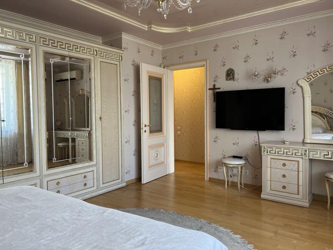 Long term rent 3 bedroom-(s) apartment Raisy Okipnoi Street 10б