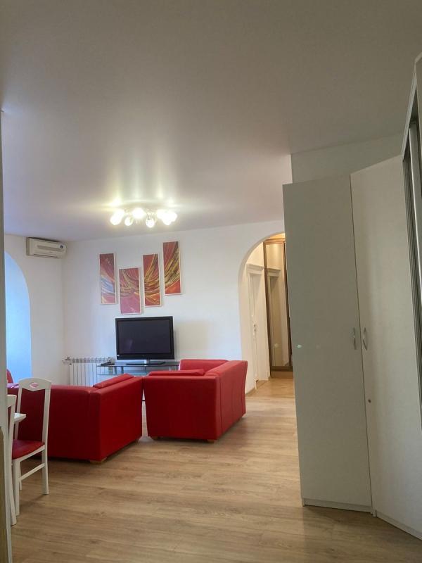 Long term rent 4 bedroom-(s) apartment Bohdana Khmelnytskoho Street 59б