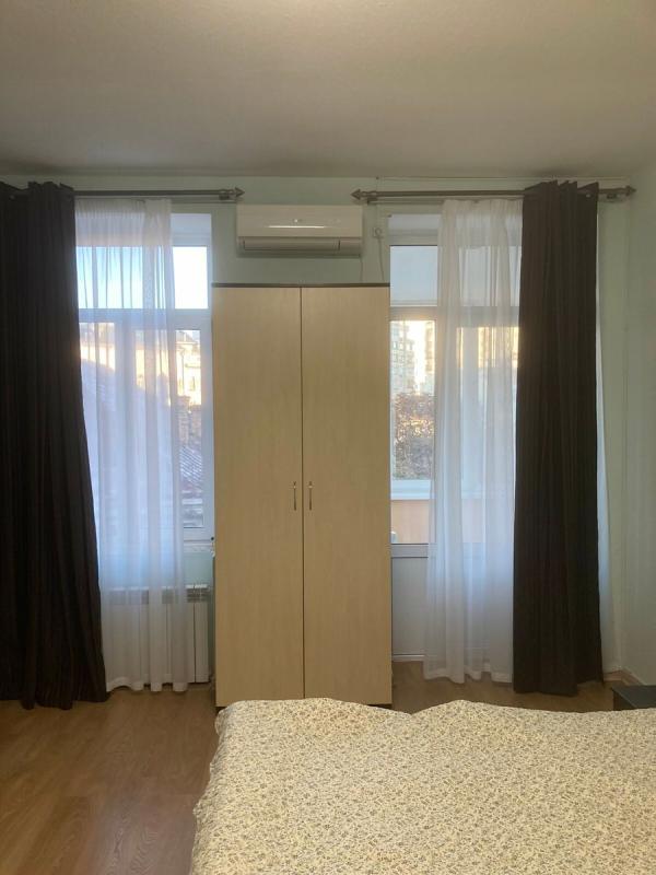 Long term rent 4 bedroom-(s) apartment Bohdana Khmelnytskoho Street 59б