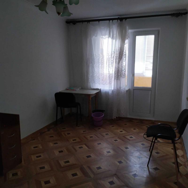 Long term rent 3 bedroom-(s) apartment Heroiv Pratsi Street 4г
