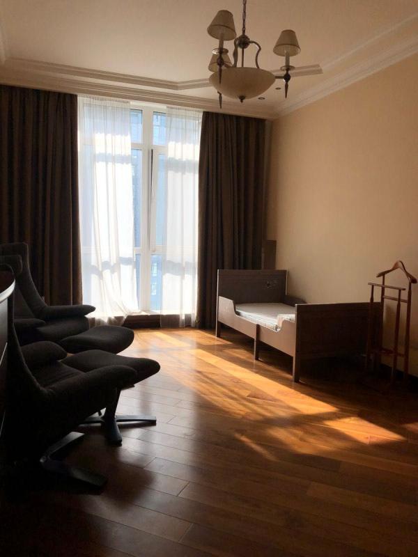 Long term rent 3 bedroom-(s) apartment Andriia Verkhohliada Street (Mykhaila Drahomyrova Street) 3