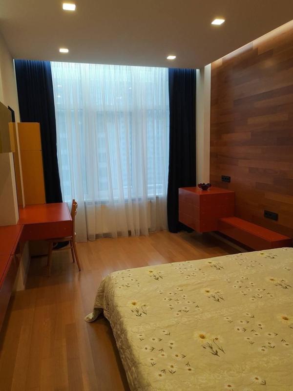 Long term rent 3 bedroom-(s) apartment Andriia Verkhohliada Street (Mykhaila Drahomyrova Street) 16А