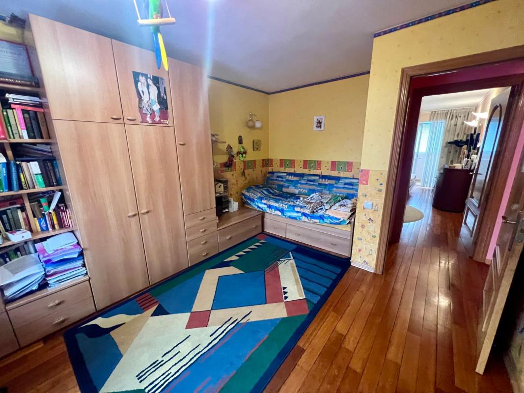 Long term rent 3 bedroom-(s) apartment Oleksandra Dovzhenka Street 14