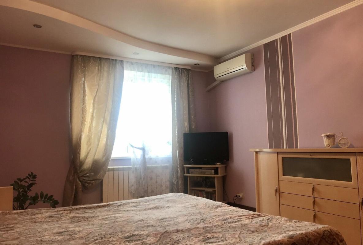 Long term rent 3 bedroom-(s) apartment Mykoly Bazhana Avenue 24/1