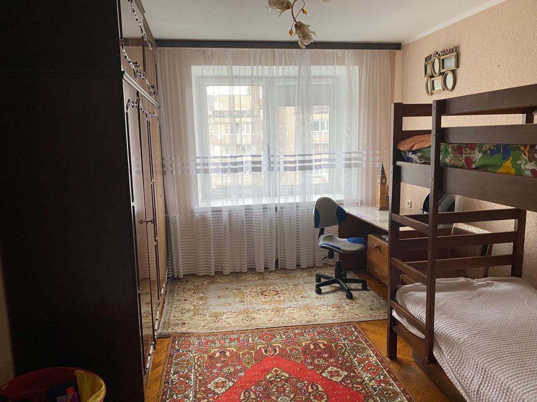 Long term rent 3 bedroom-(s) apartment Mytropolyta Andreia Sheptytskoho Street (Anatoliia Lunacharskoho Street) 3в