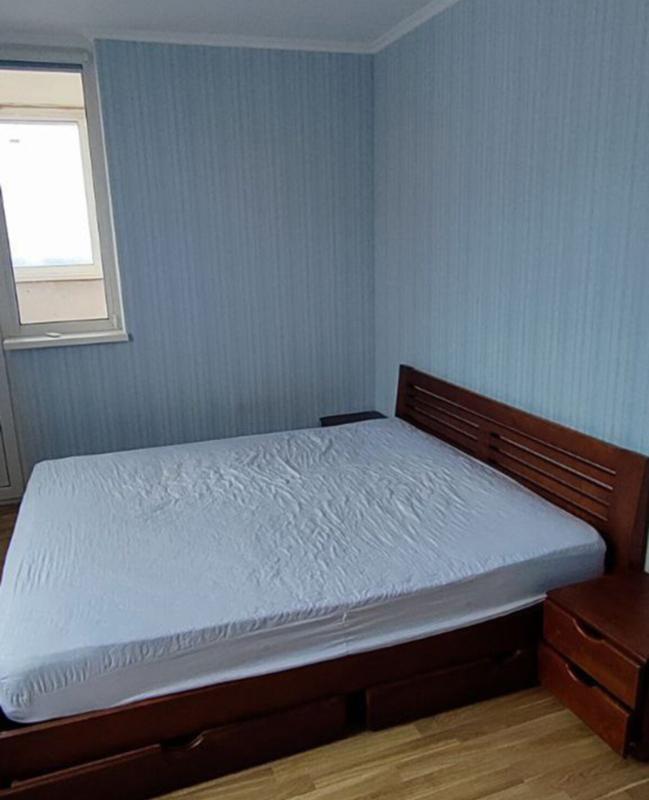 Long term rent 3 bedroom-(s) apartment Solomii Krushelnytskoi Street 15
