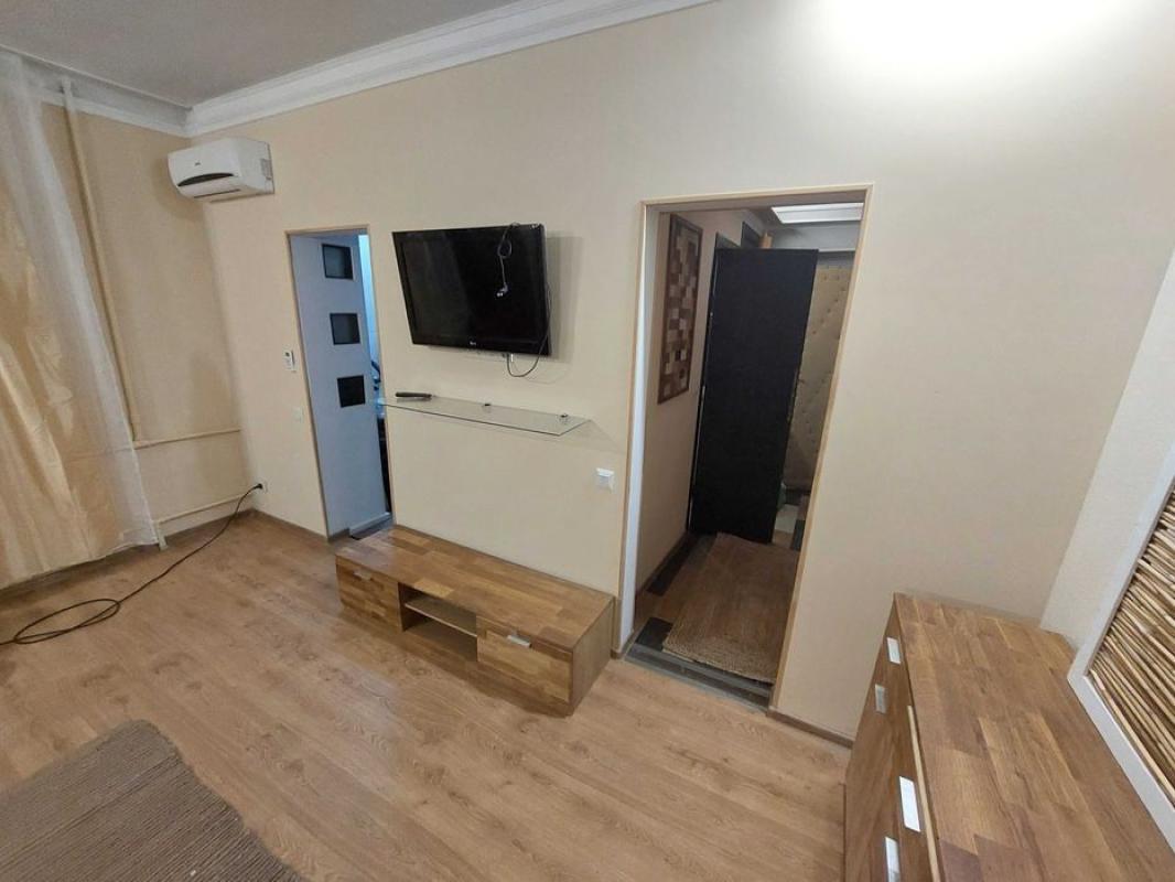 Long term rent 1 bedroom-(s) apartment Lavrska Street (Sichnevogo povstannya street)