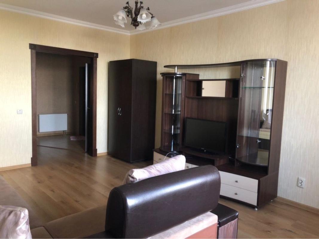 Long term rent 3 bedroom-(s) apartment Kolomyiskyi Lane 17/31а