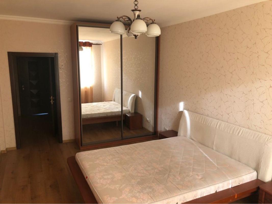 Long term rent 3 bedroom-(s) apartment Kolomyiskyi Lane 17/31а
