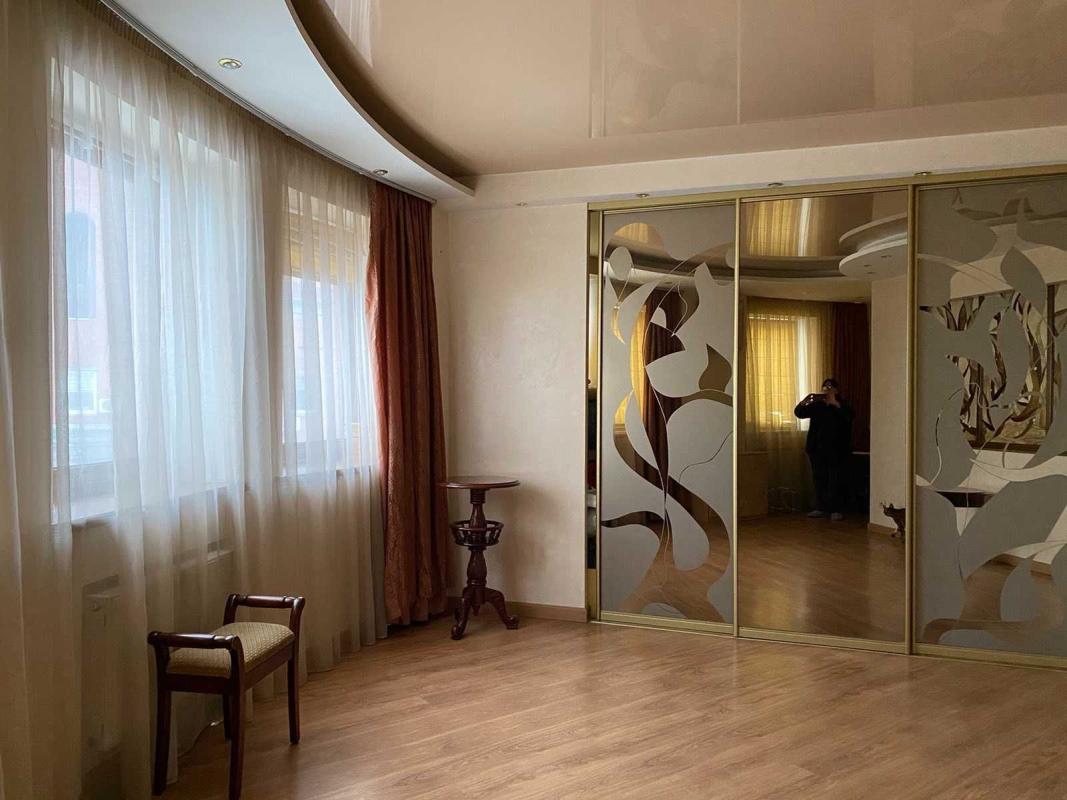 Продаж 3 кімнатної квартири 140 кв. м, Анни Ахматової вул. 13д