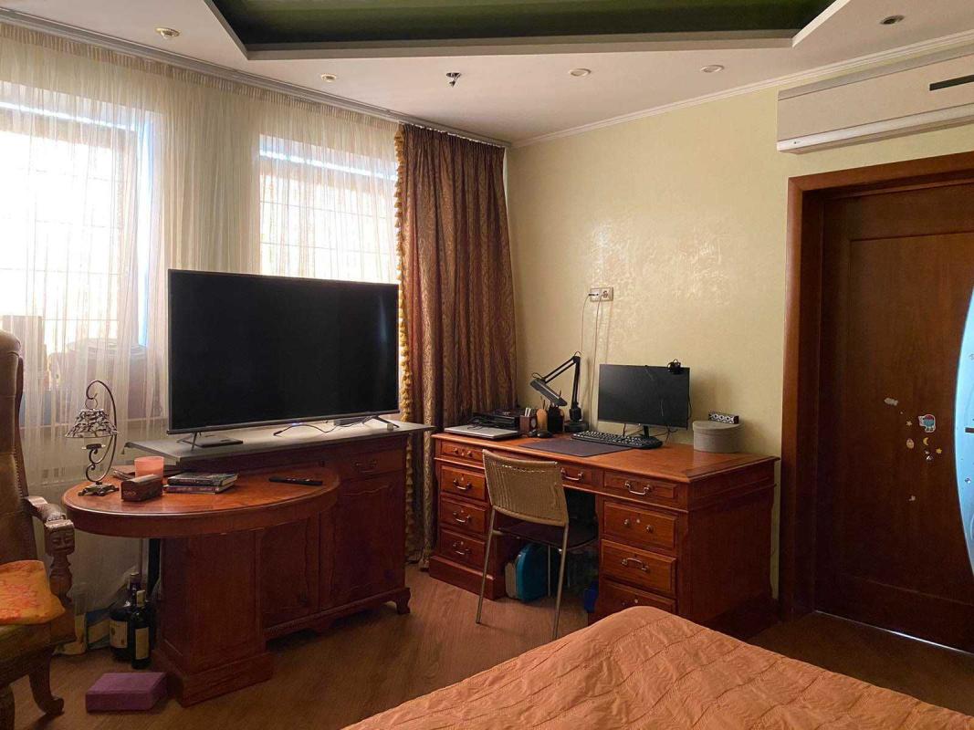 Продажа 3 комнатной квартиры 140 кв. м, Анны Ахматовой ул. 13д