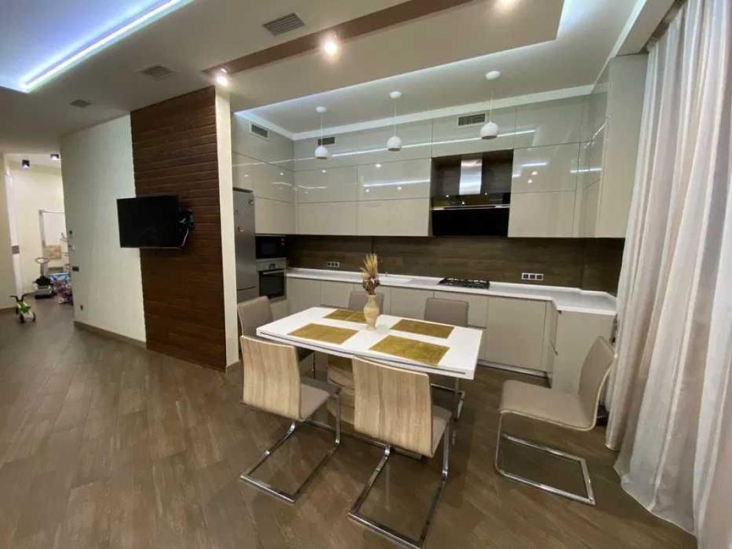 Продаж 3 кімнатної квартири 126 кв. м, Новоолександрівська вул. 54а к6