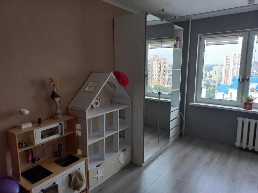 Long term rent 3 bedroom-(s) apartment Krakivska Street 13а