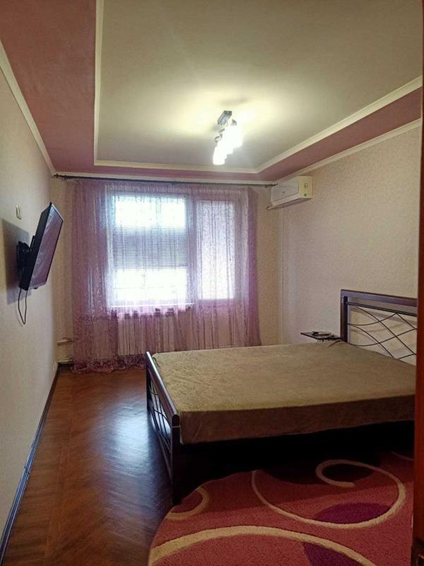 Долгосрочная аренда 3 комнатной квартиры Гвардейцев-Широнинцев ул. 38