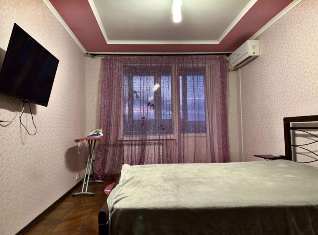 Long term rent 3 bedroom-(s) apartment Hvardiytsiv-Shyronintsiv Street 38