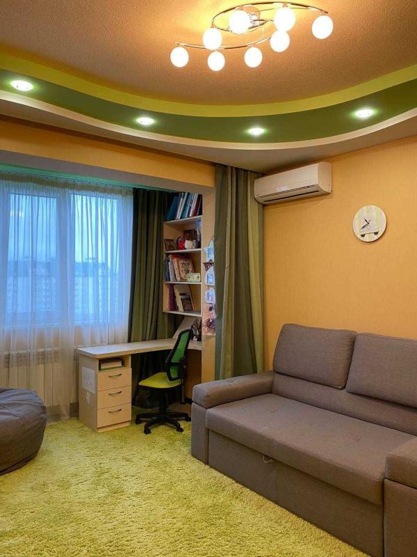 Продажа 3 комнатной квартиры 74 кв. м, Гвардейцев-Широнинцев ул. 52