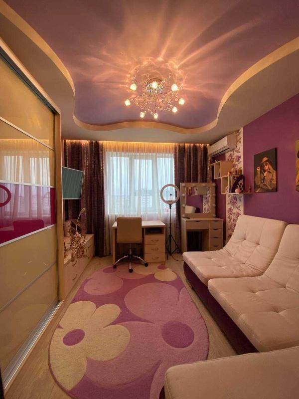 Продаж 3 кімнатної квартири 74 кв. м, Гвардійців-Широнінців вул. 52