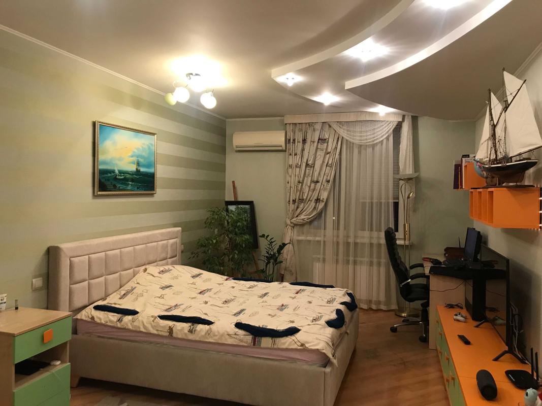 Продаж 4 кімнатної квартири 142 кв. м, Княжий Затон вул. 21