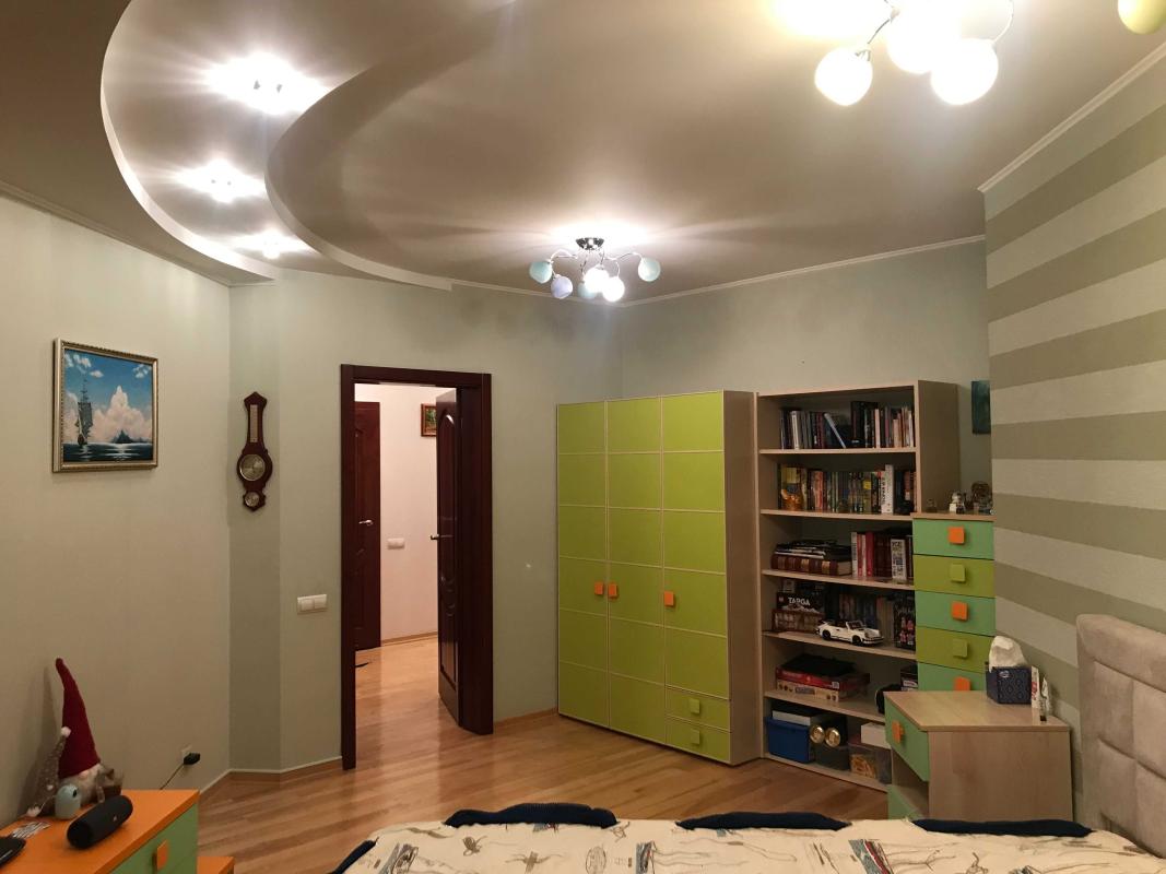 Продаж 4 кімнатної квартири 142 кв. м, Княжий Затон вул. 21