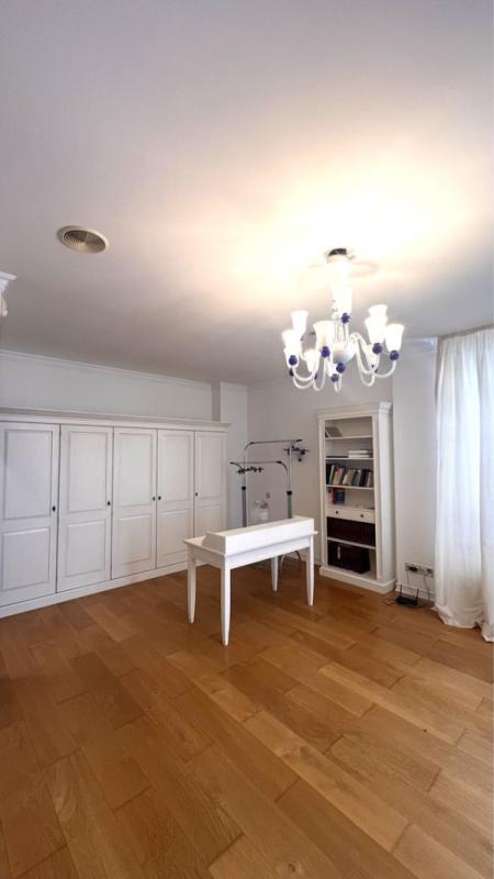 Long term rent 3 bedroom-(s) apartment Romen Rollana Street 15а