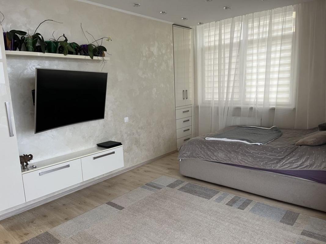 Sale 3 bedroom-(s) apartment 93 sq. m., Voskresenska Street 14