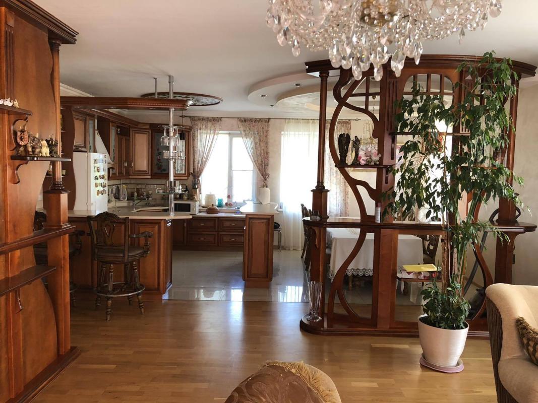 Sale 5 bedroom-(s) apartment 154 sq. m., Volodymyra Velykoho Street 1