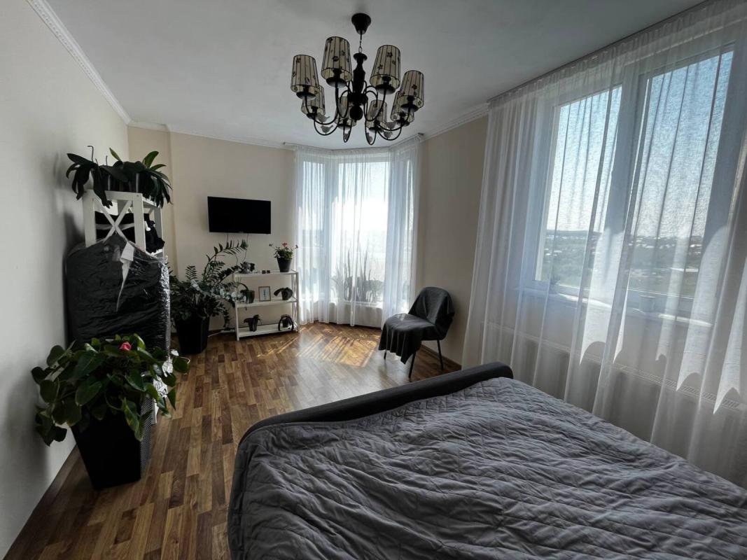 Продаж 2 кімнатної квартири 61 кв. м, Білогірська вул. 18г