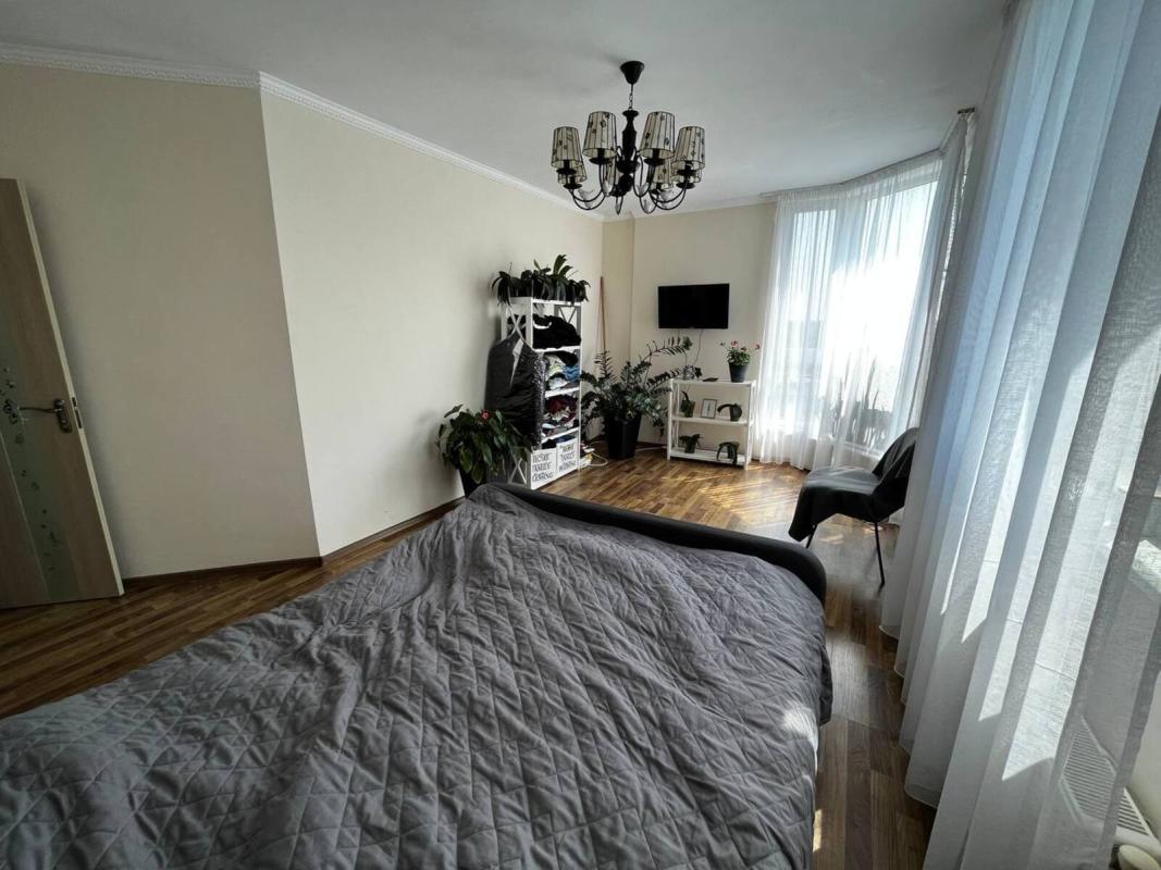 Продаж 2 кімнатної квартири 61 кв. м, Білогірська вул. 18г