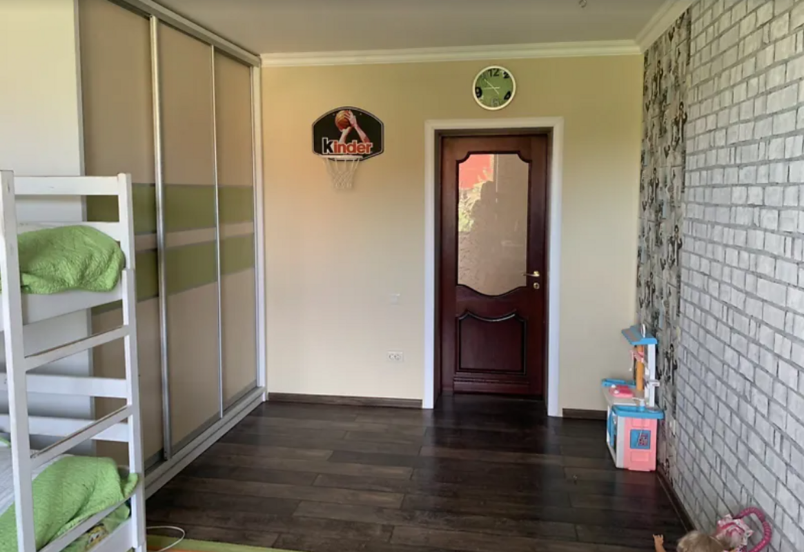 Продаж 3 кімнатної квартири 110 кв. м, Вишнева вул.