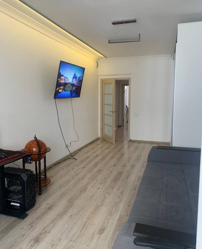 Продаж 2 кімнатної квартири 80 кв. м, Мирна вул. 19