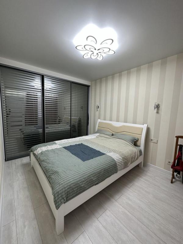 Long term rent 3 bedroom-(s) apartment Yuriia Haharina Avenue 175