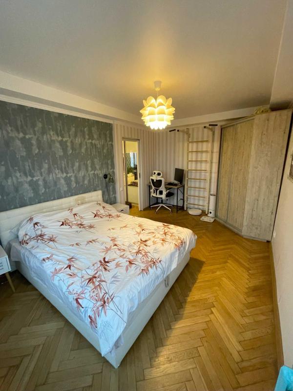 Продаж 2 кімнатної квартири 45 кв. м, Братиславська вул. 4