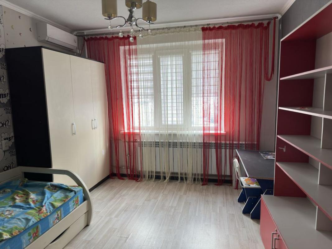 Long term rent 4 bedroom-(s) apartment Valentynivska street 17