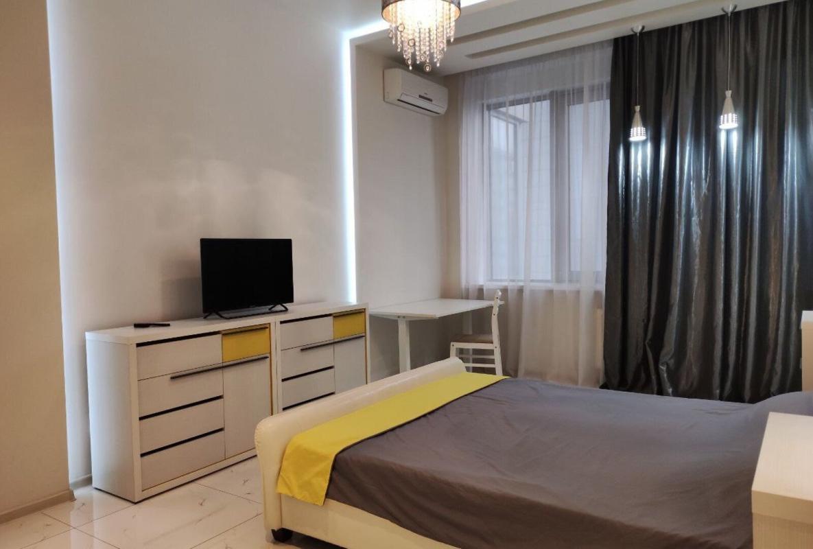 Long term rent 1 bedroom-(s) apartment Dniprovska Embarkment 14б