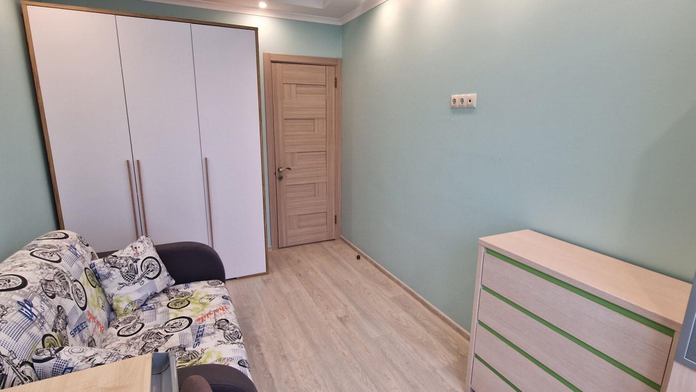 Long term rent 3 bedroom-(s) apartment Petra Bolbochana Street (Komandarma Kamenieva Street) 4а