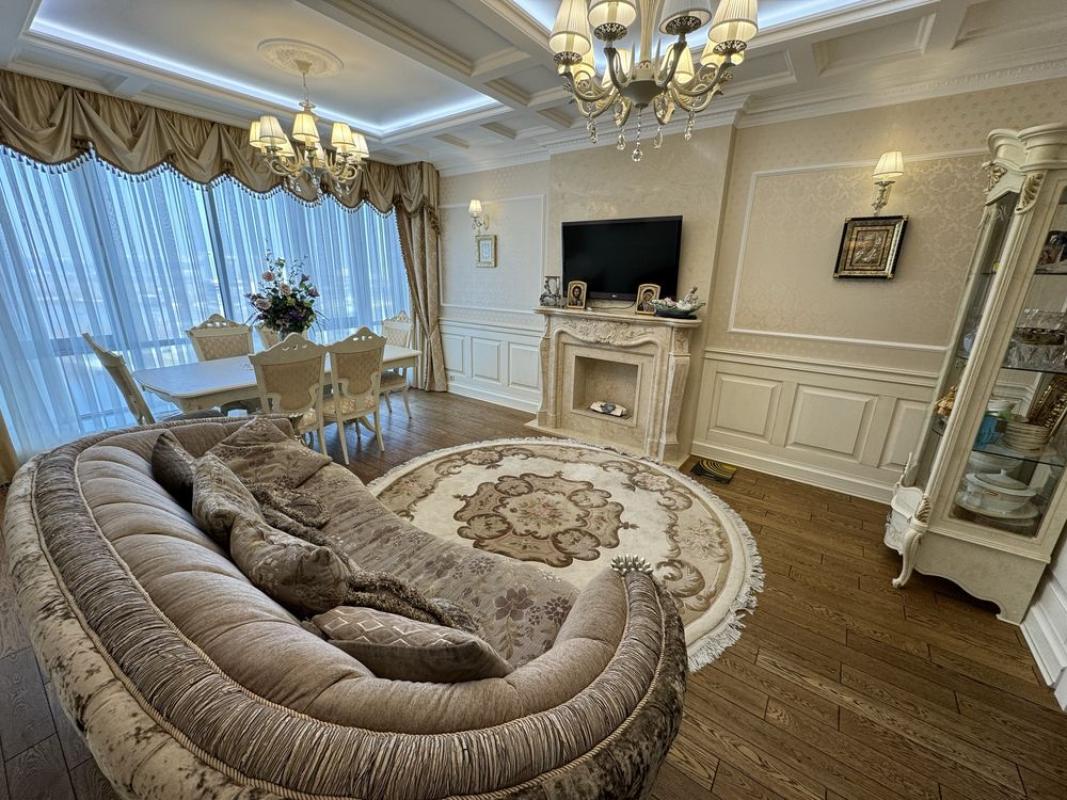 Продаж 3 кімнатної квартири 112 кв. м, Дніпровська набережна 14а