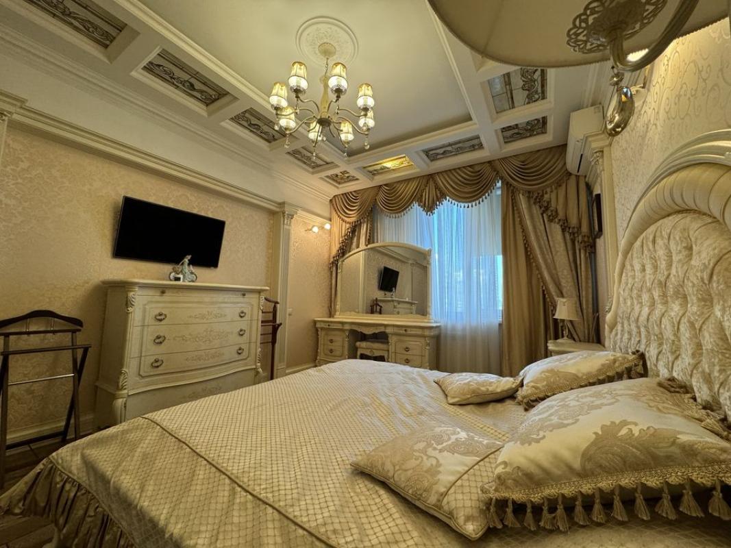 Sale 3 bedroom-(s) apartment 112 sq. m., Dniprovska Embarkment 14а