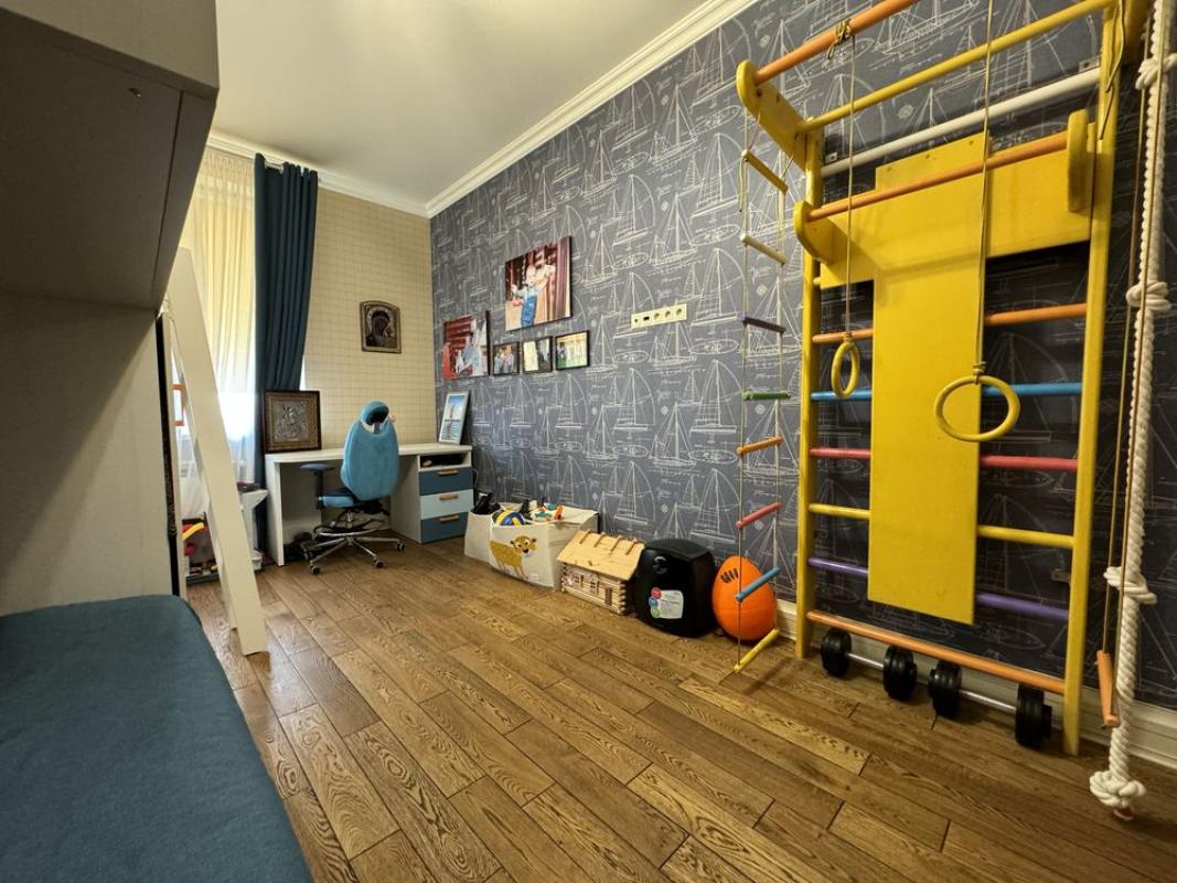Продаж 3 кімнатної квартири 112 кв. м, Дніпровська набережна 14а