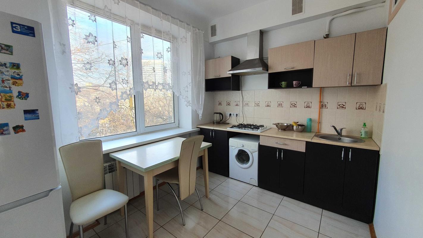 Sale 3 bedroom-(s) apartment 67 sq. m., Pecherskyi Descent 19