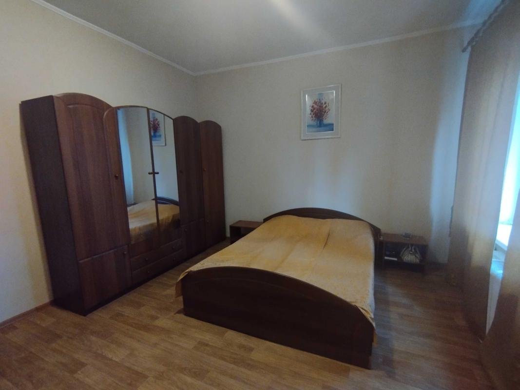 Long term rent 3 bedroom-(s) apartment Dovnar-Zapolskoho Street 3/1