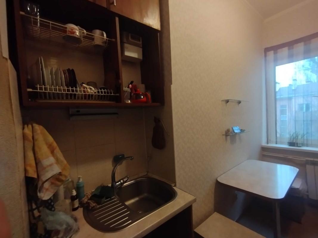 Long term rent 3 bedroom-(s) apartment Dovnar-Zapolskoho Street 3/1