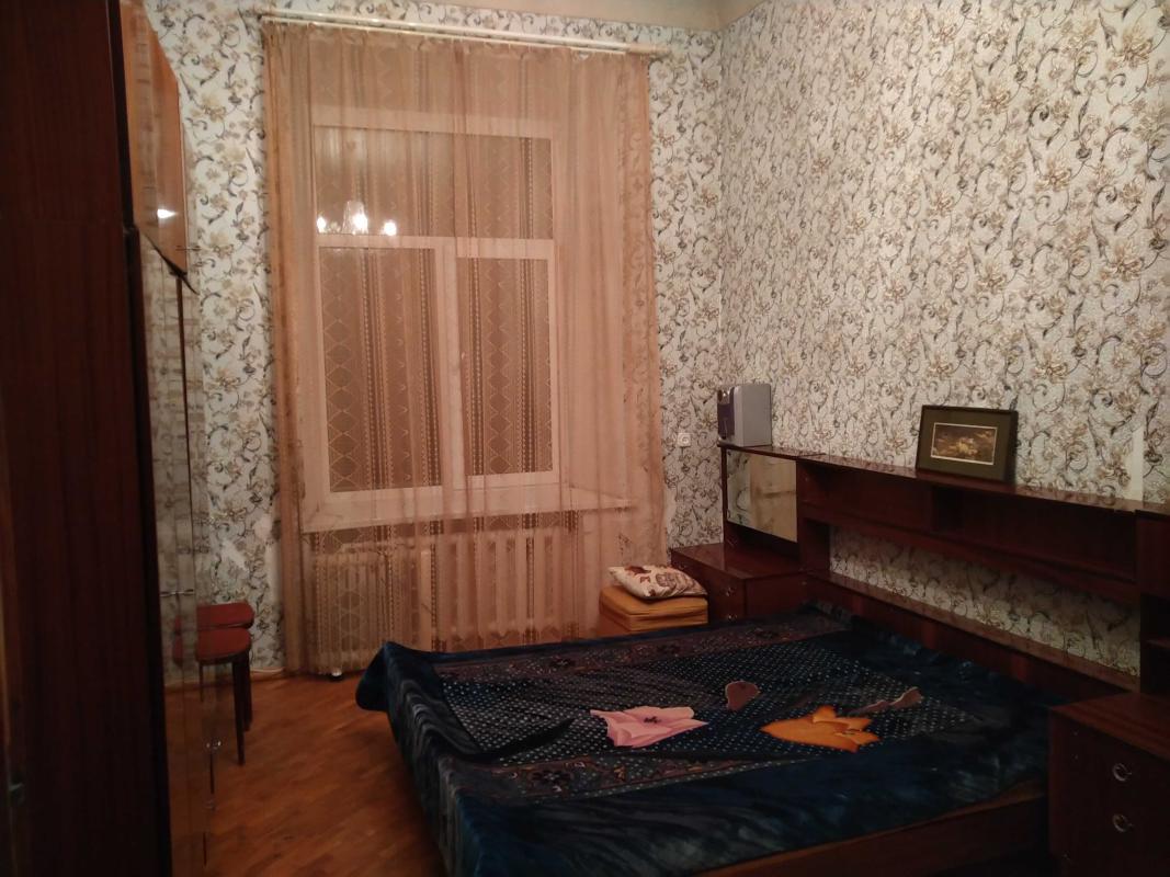 Long term rent 3 bedroom-(s) apartment Rylyeyeva Street 49/51