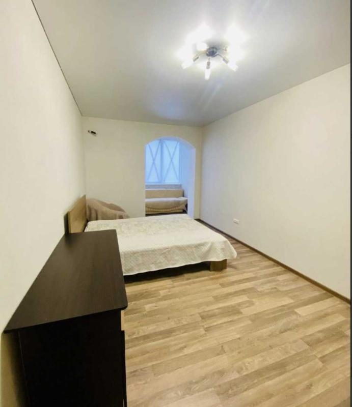 Продаж 1 кімнатної квартири 42 кв. м, Мирна вул. 19