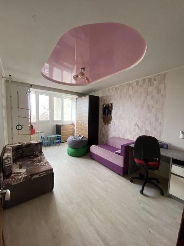 Long term rent 3 bedroom-(s) apartment Traktorobudivnykiv Avenue 77