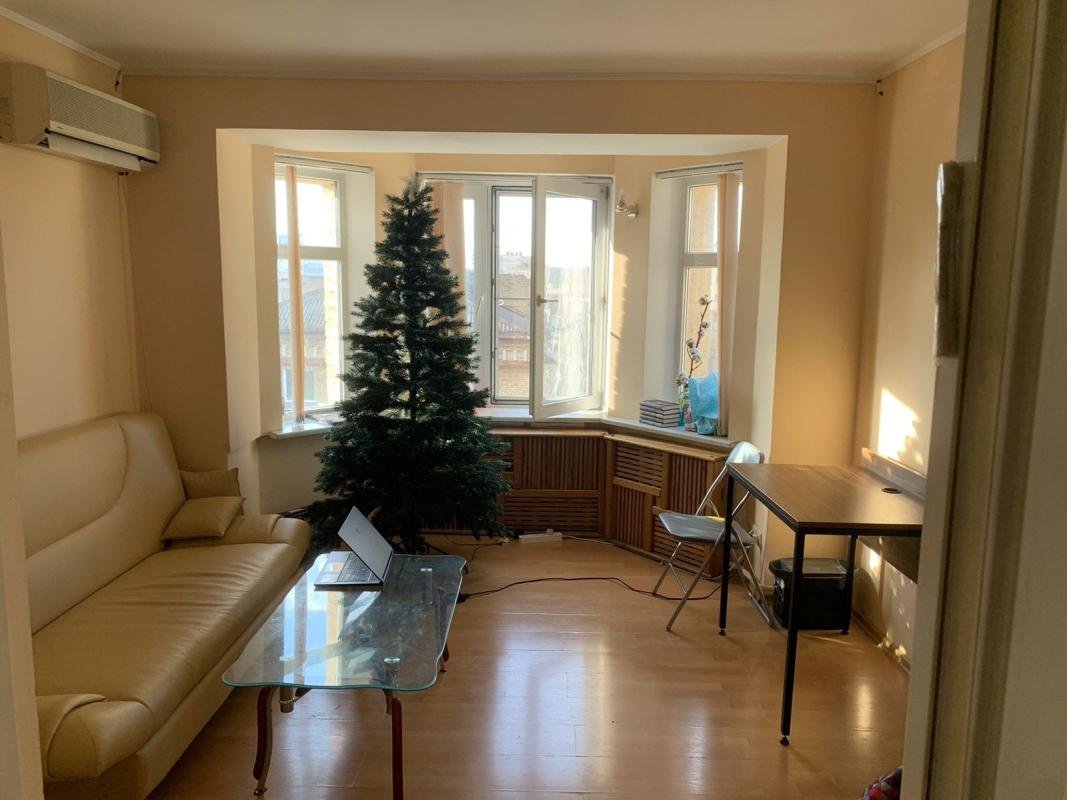 Long term rent 3 bedroom-(s) apartment Kostiantynivska Street 34
