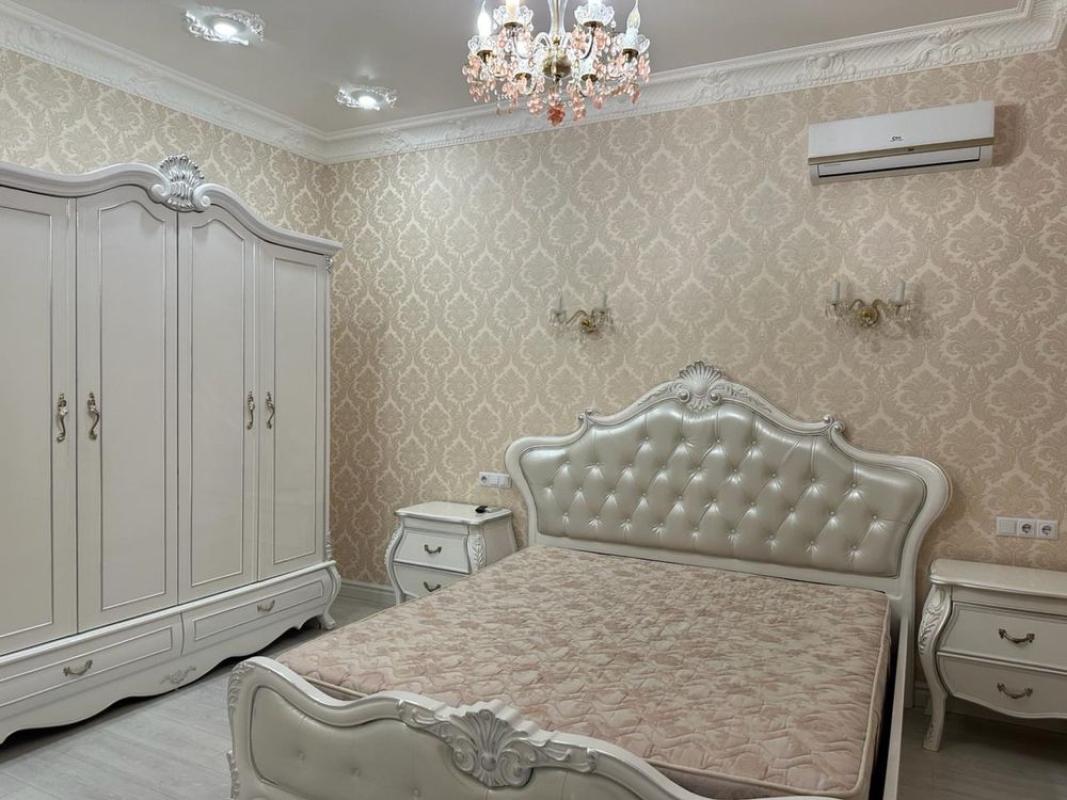 Long term rent 3 bedroom-(s) apartment Yevhena Konovaltsia Street (Schorsa Street) 44а