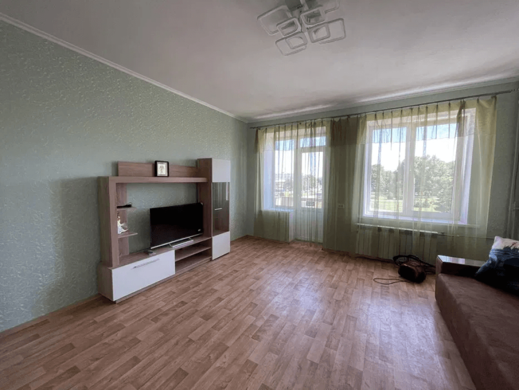 Продажа 2 комнатной квартиры 50 кв. м, Защитников Украины пл. 1