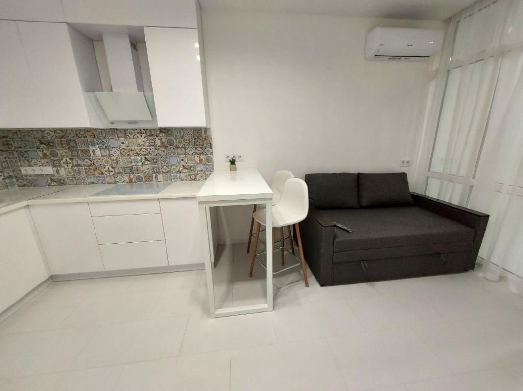Long term rent 1 bedroom-(s) apartment Yevhena Sverstiuka Street 6е